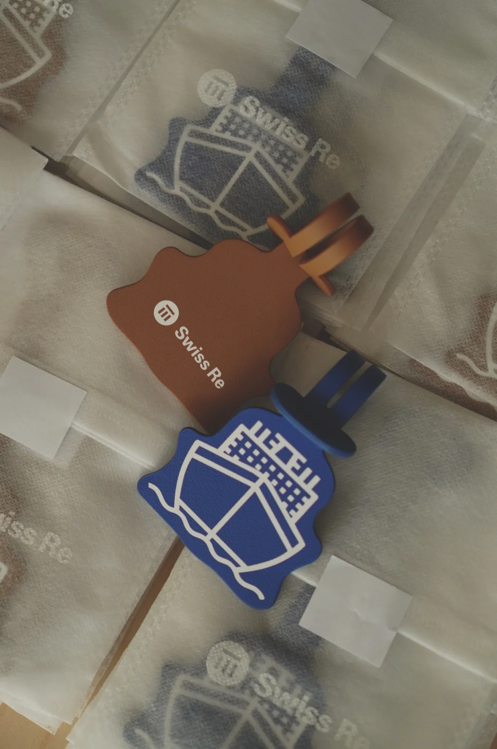 revergods-corporate-gifts-rever-leather-goods-swiss-re-insurance-conference-gifts-luggage-tag-01